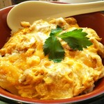 Oyakodon Gottsu Tabenahare - さくらんぼ鶏の親子丼 880円、ご飯大盛り無料になります