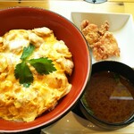 Oyakodon Gottsu Tabenahare - さくらんぼ鶏の親子丼 880円、唐揚げ2個(LINE無料クーポン)、ご飯大盛り無料になります
