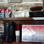 究極Y'sラーメン - カウンター席前。仕切りもあります！