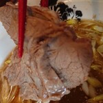 究極Y'sラーメン - 箸で持ち上げると、チャーシューがプルプル揺れます！