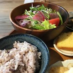 カフェ メゾン - 雑穀米、サラダ、ミニケーキ