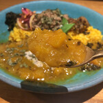 カレー独歩ちゃん - 鶴首カボチャのカレー。しその実や空心菜のスパイス炒めが合う