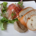 ル スリジェ - 前菜：白レバーのパテと生ハムのサラダ