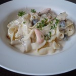 ル スリジェ - サーモンときのこのクリーム　フィットチーネ