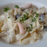 ル スリジェ - サーモンときのこのクリーム　フィットチーネ