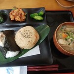 おにぎり茶屋 ちかちゃん - 豚汁、3種のおかず、おにぎり2個がついたおにぎりプレート600円！