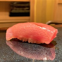 鮨 あらい - 大間のマグロ大トロ　ブルゴーニュの赤がさっぱりとして脂ののったマグロにドンピシャ♬