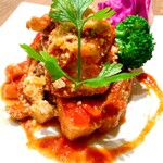 Cafe cache cache - 豚バラ肉ときのこのトマト煮！豚バラ肉をトマトソースで柔らかく煮込みバジル風味に仕上げました！トロトロに煮込んだ豚バラ肉はきのことバジルと相性バッチリ！！
