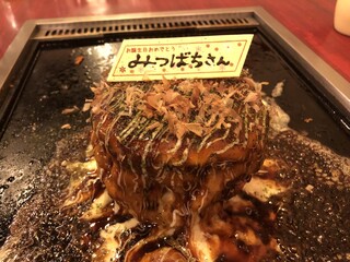 Mitsubachi - 誕生日お祝い用のお好み焼ケーキ、チーズでコーティングしてます。