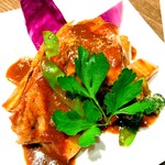 Cafe cache cache - Ｃａｃｈｅｃａｃｈｅ特製タンドリーチキン　スパイシーな香りが口の中に広がるカレー風味の一品です！ご飯にも良く合います！　￥１０８０