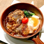 Cafe cache cache - 当店自慢の手ごねハンバーグとチキンソテーをデミグラスソースで卵と煮込み、パルメザンチーズをトッピング！アツアツの煮込みハンバーグはこれからの時期にぴったりです！　￥１２００