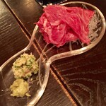 笑酒 - 牛肉のタタキです　付け合わせはホースラディッシュなんですがこれが日本酒に合うんですよ！