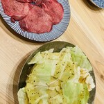 大和焼肉ホルモンすだく - 普通のタンとキャベツ