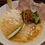 麺とカフェ処 悠然かしや - 琥珀色した白醤油そば♪