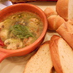 八十郎 - 7/13　アヒージョと自家製パン　エスカルゴとマッシュルームのアヒージョ￥５８０＆自家製パン￥３８０