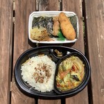 ほっともっと - 料理写真:「(上)シビ辛キーマカレーのり弁当(390円)」と「(下)野菜が摂れるスパイスカレー(490円)」