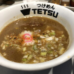 つけめん102 - 沈んでいるチャーシューが熱々です。