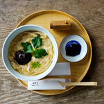 ディアンドデパートメント - 「ゆばうどん」¥1,120。美山の「ゆう豆」さんの湯葉を贅沢にも丸ごと1枚乗せた、定番で人気のおうどん。