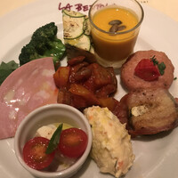  ラ･ベットラ･ダ･オチアイ イケブクロ - ディナーＢコース４４００円。前菜盛り合わせ。かぼちゃのスープが絶品です。ご指南の通りに直接口にしていただくと、自然な甘さが広がります（╹◡╹）（╹◡╹）