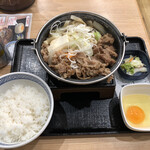 Yoshinoya - 牛すき鍋膳648円。
