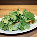 餃子とスパークリング バブルス - ハリッサパクチー餃子