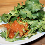 餃子とスパークリング バブルス - ハリッサパクチー餃子