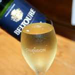 餃子とスパークリング バブルス - こぼれスパークリング