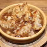 餃子とスパークリング バブルス - ポルチーニ茸入りオニグラスープ餃子