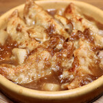 餃子とスパークリング バブルス - ポルチーニ茸入りオニグラスープ餃子