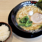 Yokohama Iekei Ramen Yuurakuya - ラーメンと小ライス