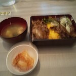 Koshitsu Ekimae Gyuutan Yokochou - お味噌汁とキムチ