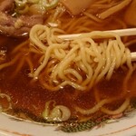 清吉そばや - 麺は太さ普通、気持ち縮れあり。