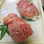 濱皇 - 横濱ビーフトロ炙り寿司：840円