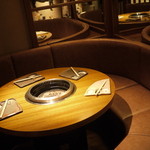 Yakiniku Man'No - お店の奥には円卓のテーブル席もご用意。プライベートな空間をお楽しみいただけます。