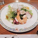 Aoyama - 前菜、海鮮サラダ。海鮮に味がついてます。