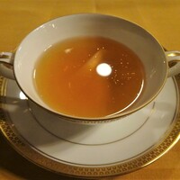 万平ホテル メインダイニングルーム - 夕食：●ビーフコンソメスープ