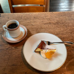 グライナリーズコーヒースタンド - 本日のコーヒーはビターブレンド。
            ベイクドチーズケーキ、この日のジャムは洋梨。