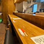 天神肉酒場 よいしょ！ - １２時前の午前中に店に入店したんで店にはまだ空席がありました、私は一人だったんでカウンターを使わせていただいてランチです。