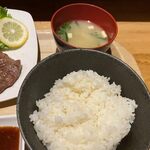 天神肉酒場 よいしょ！ - 料理に味噌汁と一緒にそえられたご飯はお替りも無料でできました。