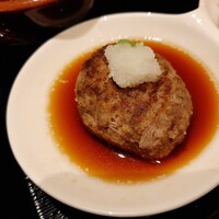 和牛料理 要 - 和牛の旨味がじわじわ溢れる柔らかなハンバーグ、あっさりポン酢と大根おろしがピッタリ