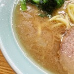 ラーメン六角家 - 味濃いめでもバランスのいいスープ。