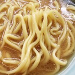 ラーメン六角家 - 酒井の中太麺は平ザルで上げています。