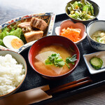 蔵元ごはん&カフェ 酒蔵 櫂 - 豚の角煮ごはんセット