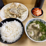 天ぷら ますい - ホルモンの天ぷら（せんまい2、シロ2、肝1）、ホルモン汁の小、ご飯の大、キムチ小
