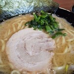 Yokohama Iekei Ramen Tsuru Noya - 豚骨醤油ラーメン（700円）とライス（100円）