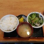 ふうふう亭 - ランチCセット（ごはん、味噌汁、沢庵、サラダ）