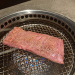 焼肉 思食 - ハラミは塊のまま焼くのでジューシー