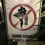 焼肉 思食 - バンクシーの絵