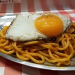 スパゲッティーのパンチョ - ナポリタン(小)720円にトッピングの目玉焼き80円