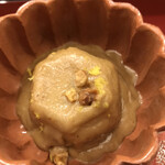 赤坂 菊乃井 - 昼懐石１２１００円。小蕪風呂炊き 胡桃味噌。一見、塩っぱそうに見えますが、蕪と胡桃の相性が抜群で、淡い出汁の風味も感じられます（╹◡╹）（╹◡╹）